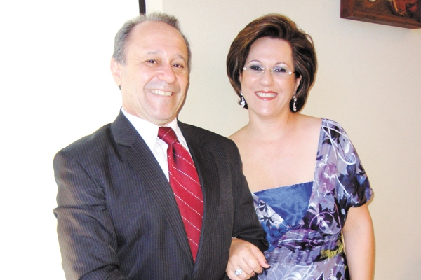 Hoje é dia de abraçar o querido colega e amigo Benny Chagas, que está mudando de idade. Já fomos compa- nheiros nos meios de comunicação e temos agora visto e ouvido o Benny abrilhantando eventos, cantando e executando seu som. Na foto (cedida pelo colega